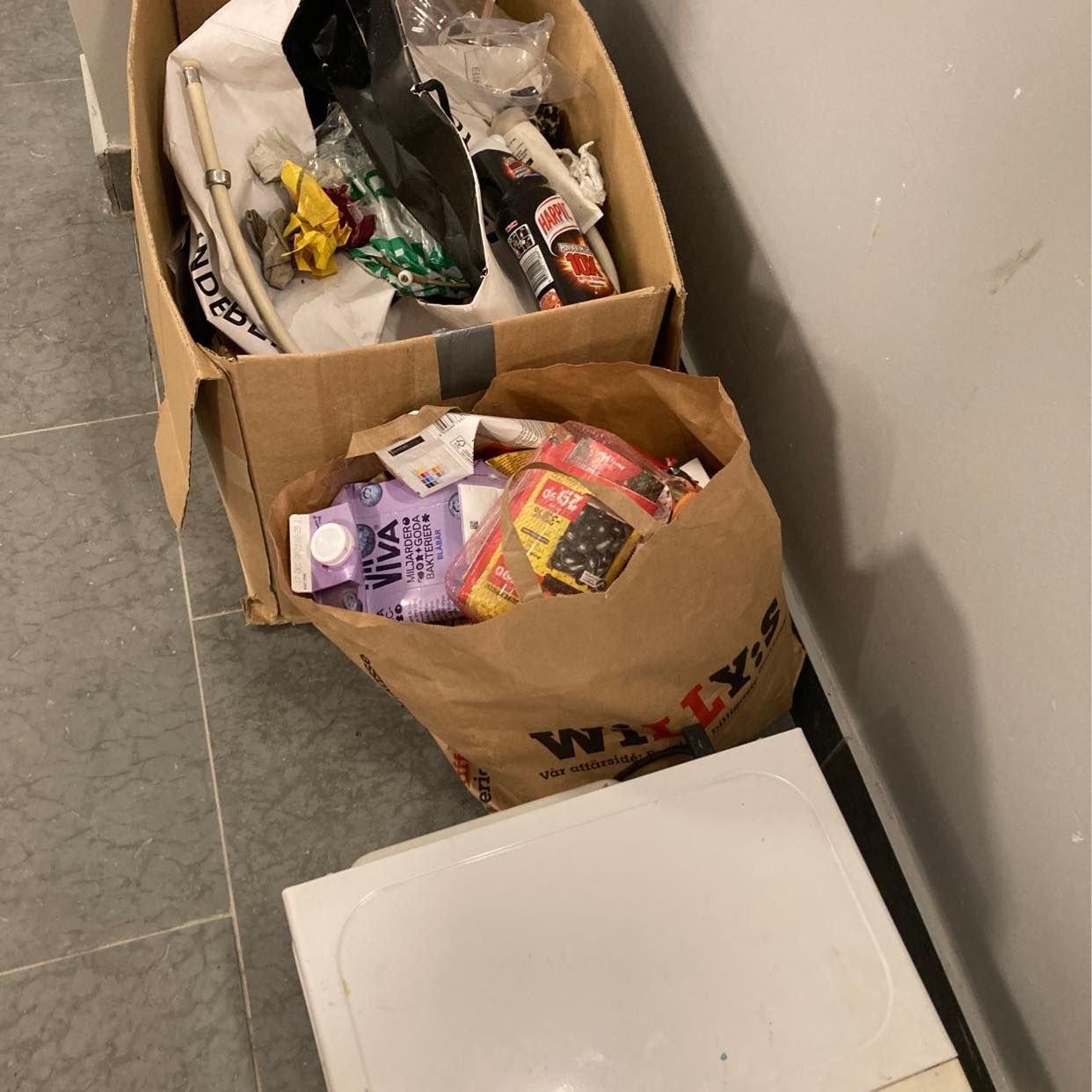 image of 3kylskåp och blandat sopo - Kista