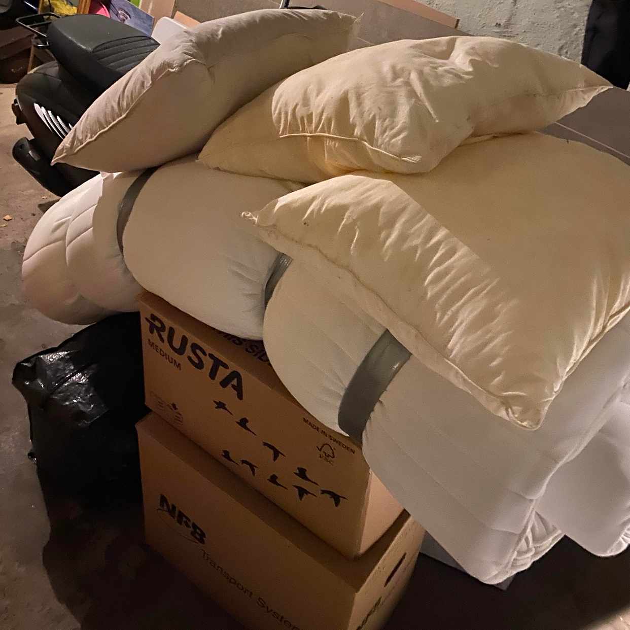 image of 2 boxes, 1 bag, pillows - 