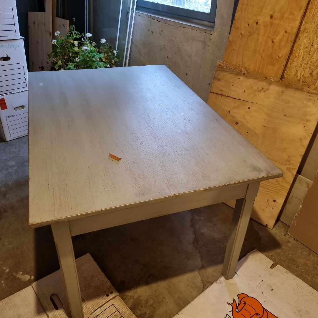 image of Flytt av bord i hus - 
