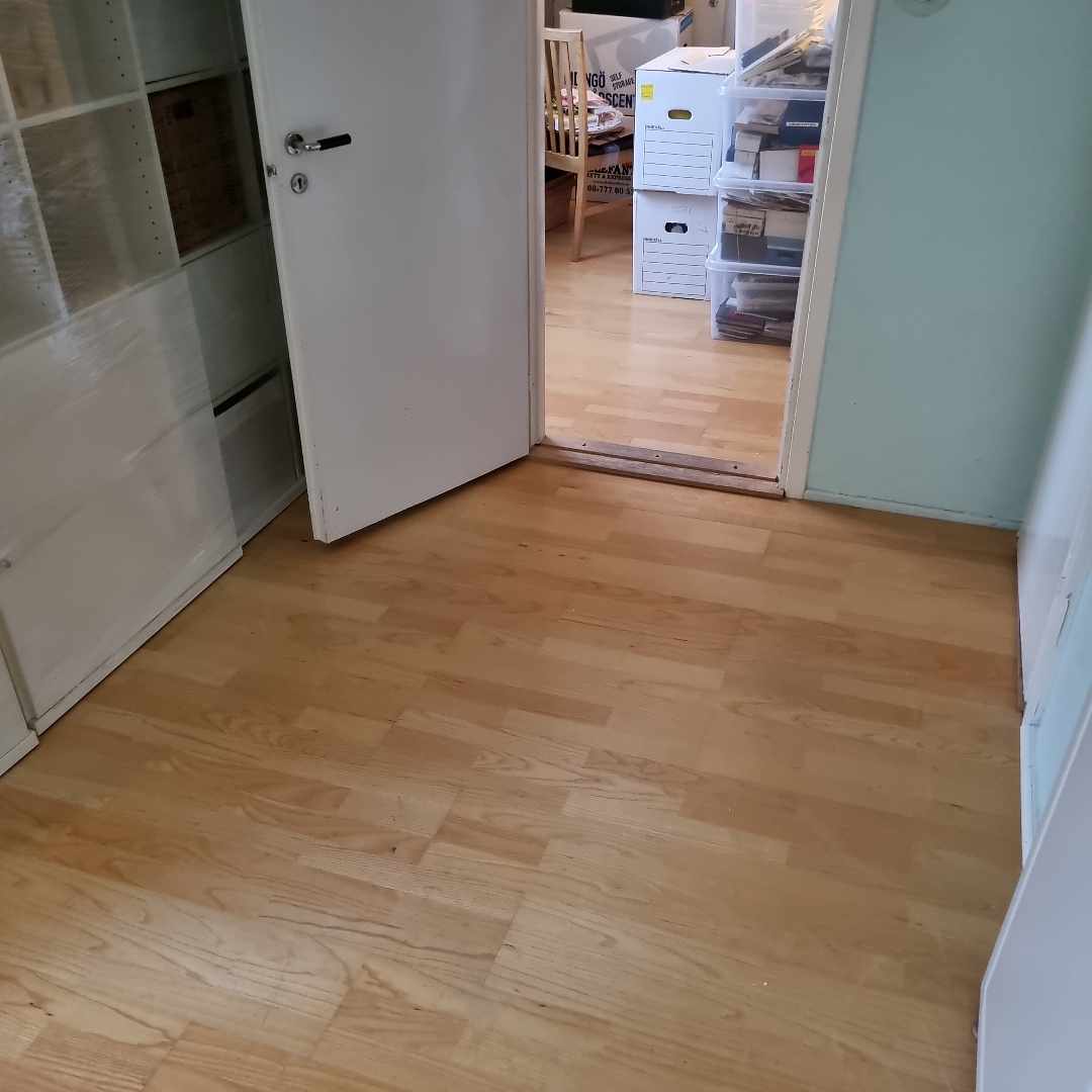 image of Flytt av bord i hus - 