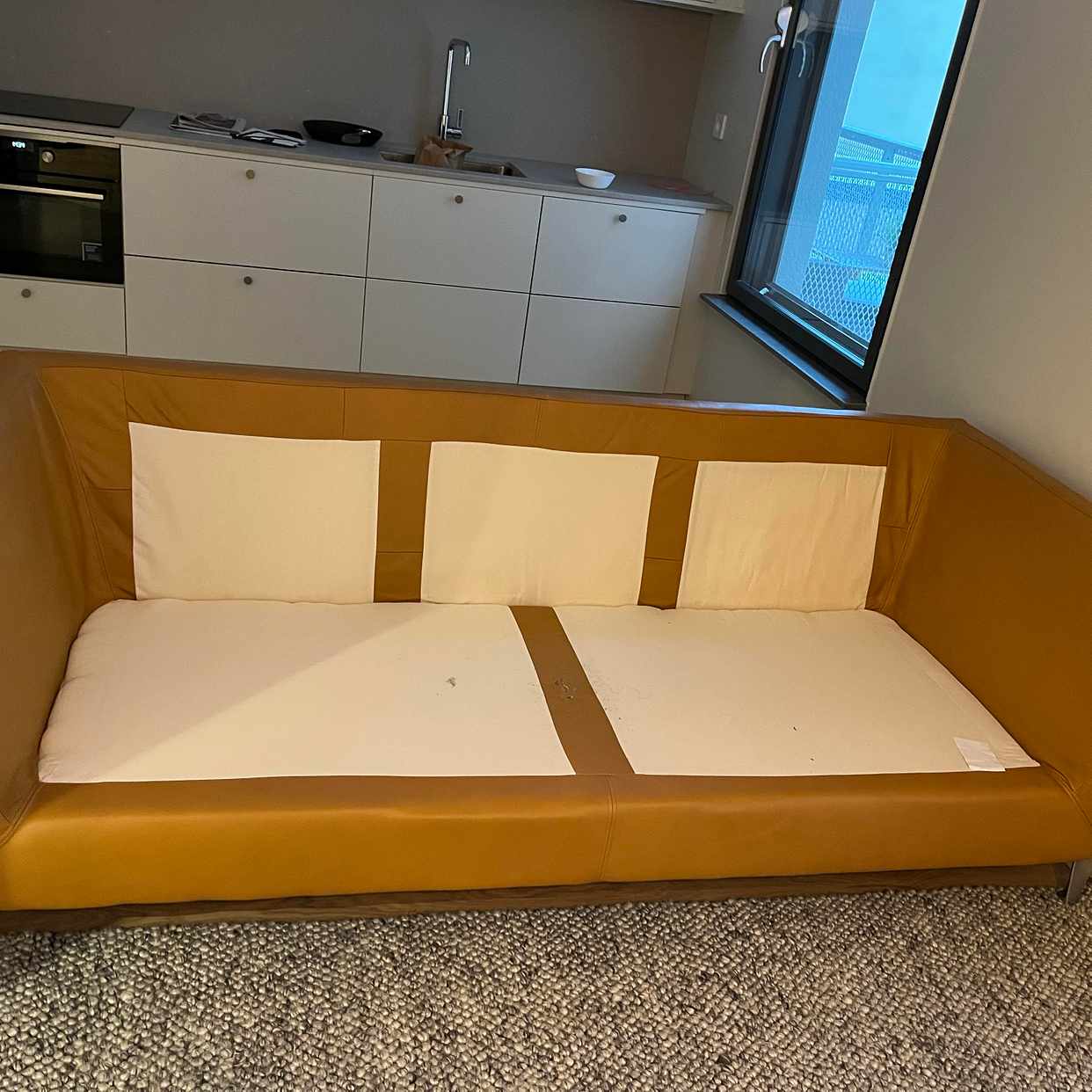 image of Matbord, soffa, säng - 
