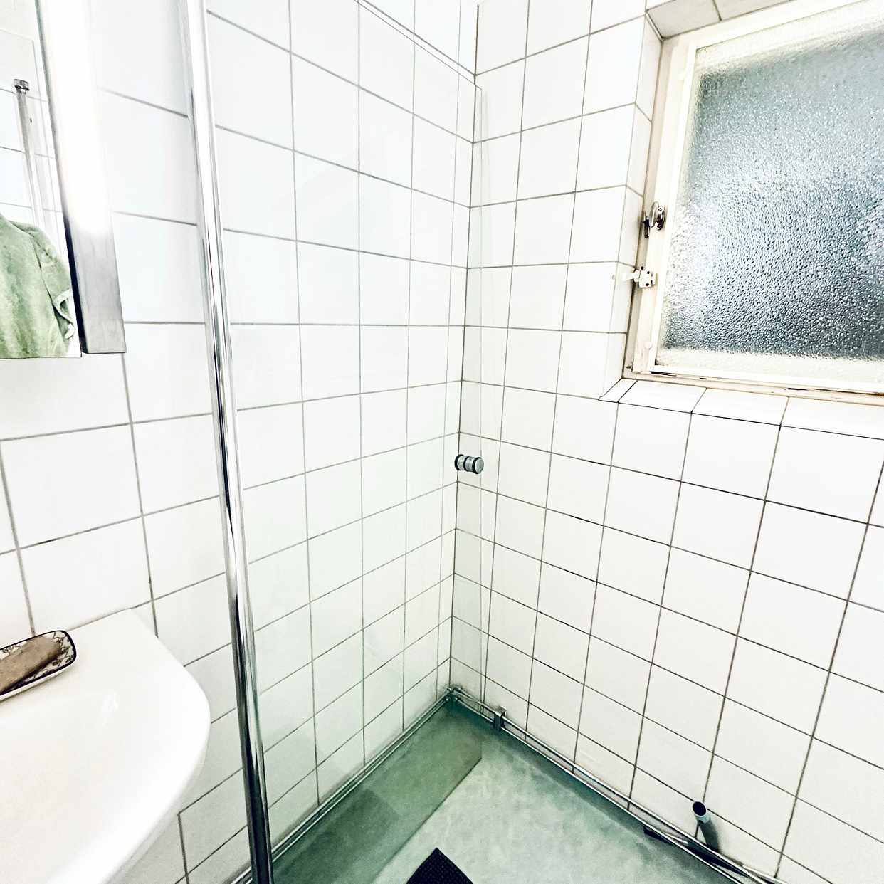 image of Hämta trasig duschdörr - Årsta