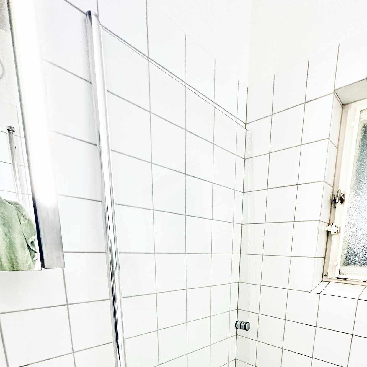 image of Hämta trasig duschdörr - Årsta