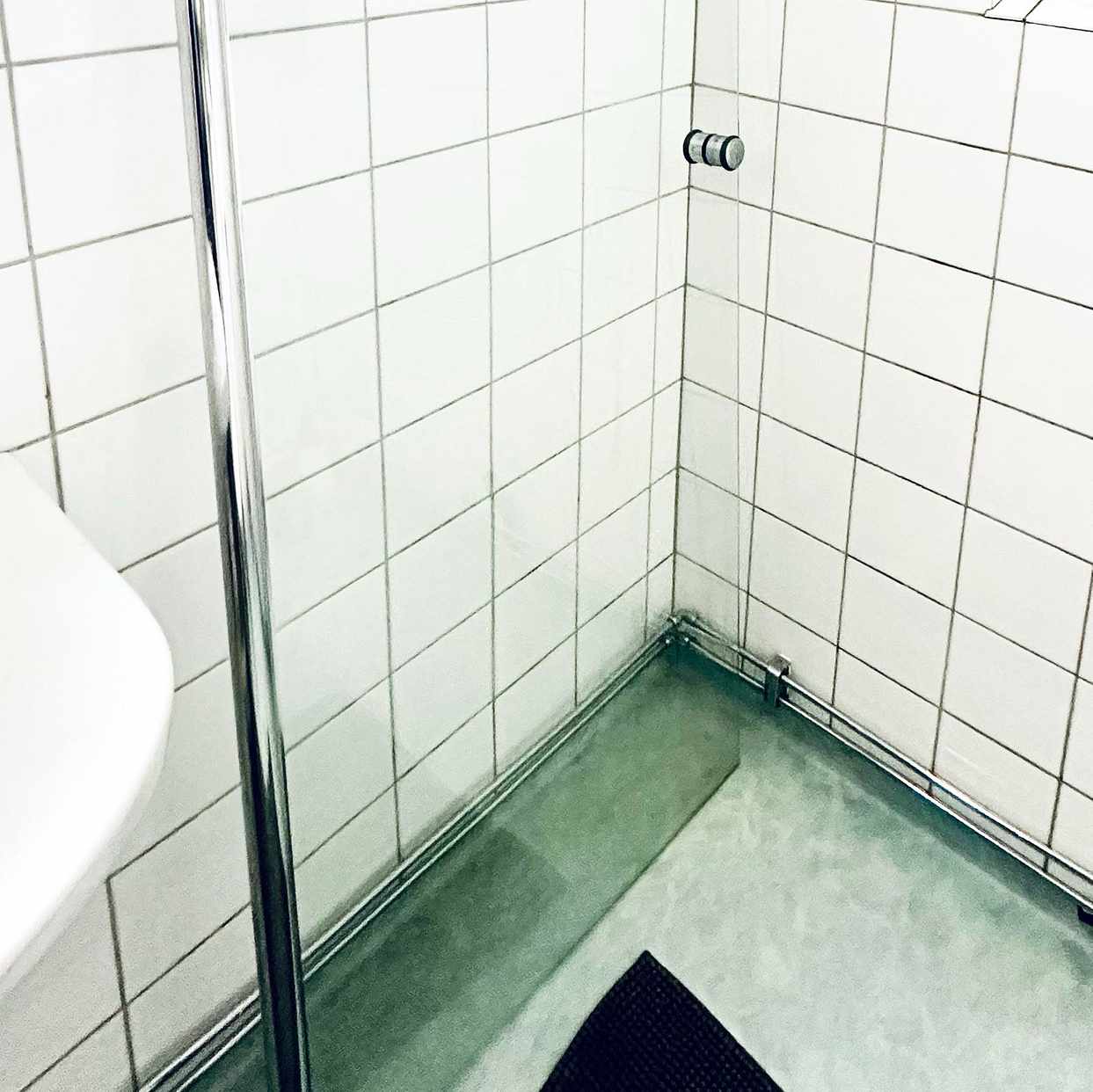 image of Hämta trasig duschdörr - Årsta