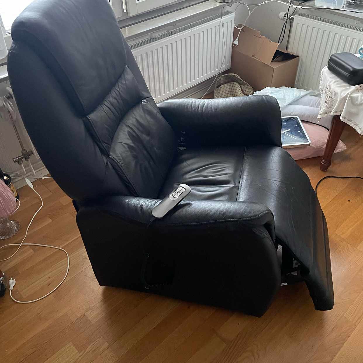 image of Fåtölj + 10 kartonger - Sundbyberg