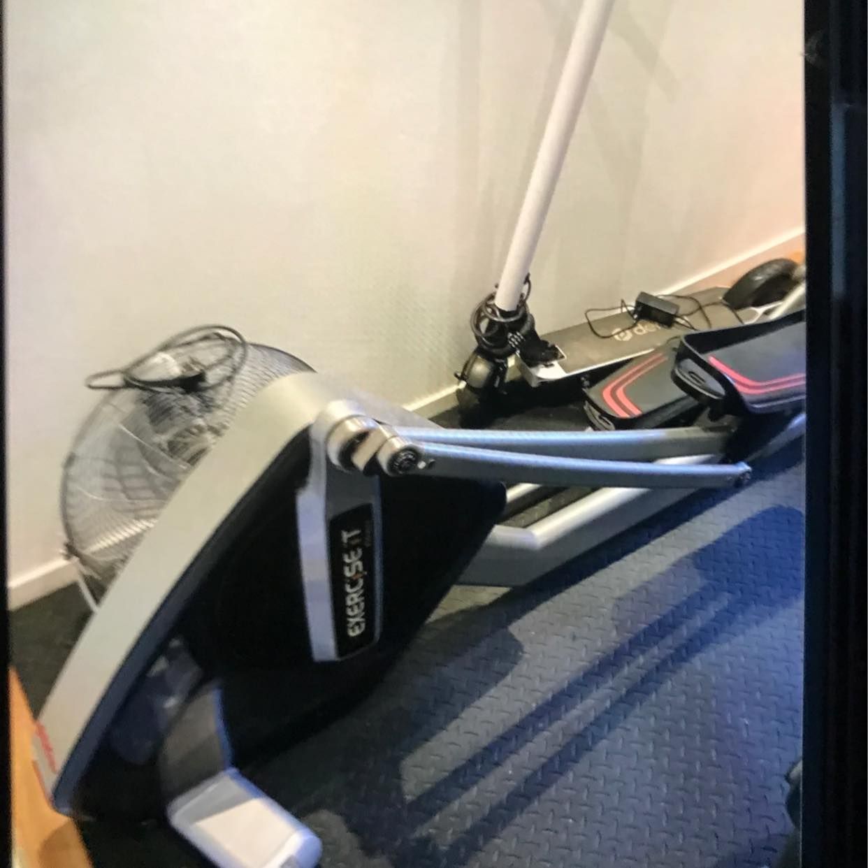 image of Defekt crosstrainer borts - Stockholm