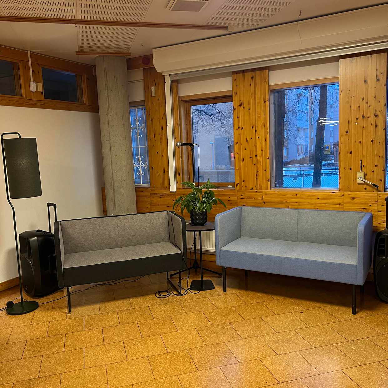 image of Soffa, bord och lampa - 