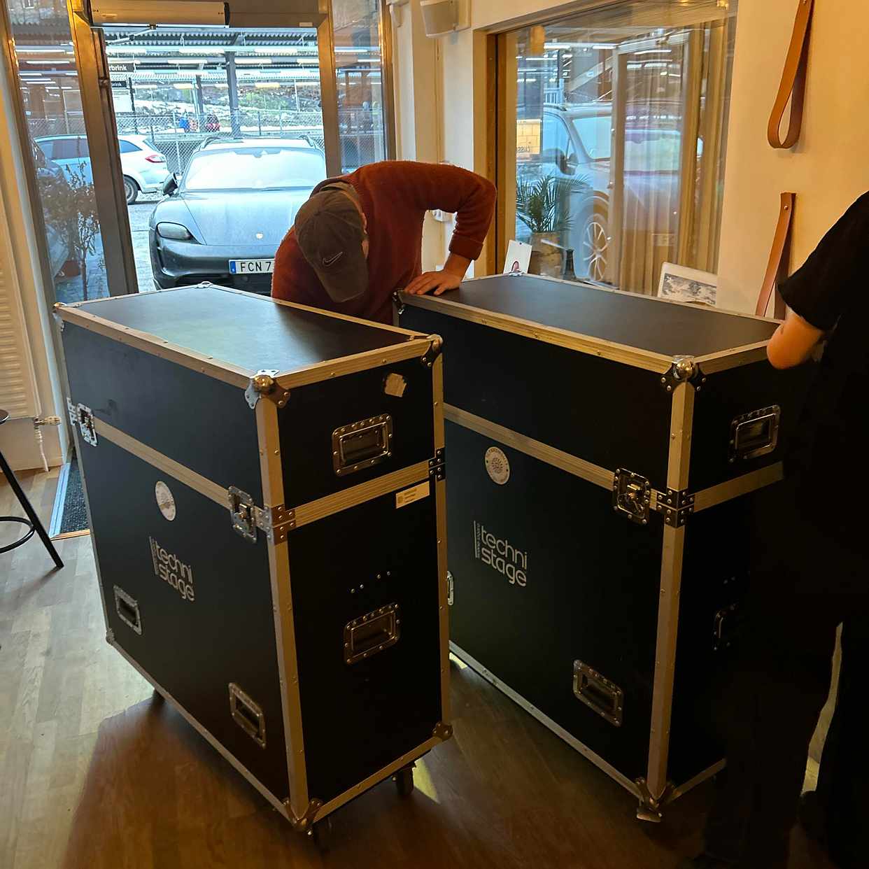 image of Hämta och lämna två lådor - 