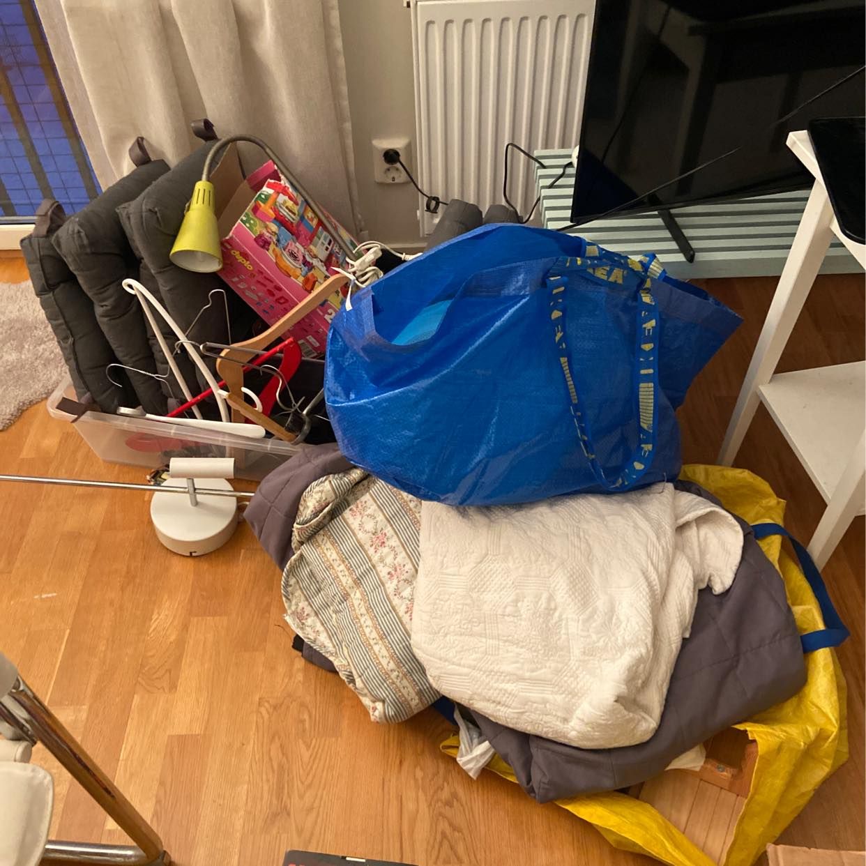 image of Diverse skräp! - Hägersten