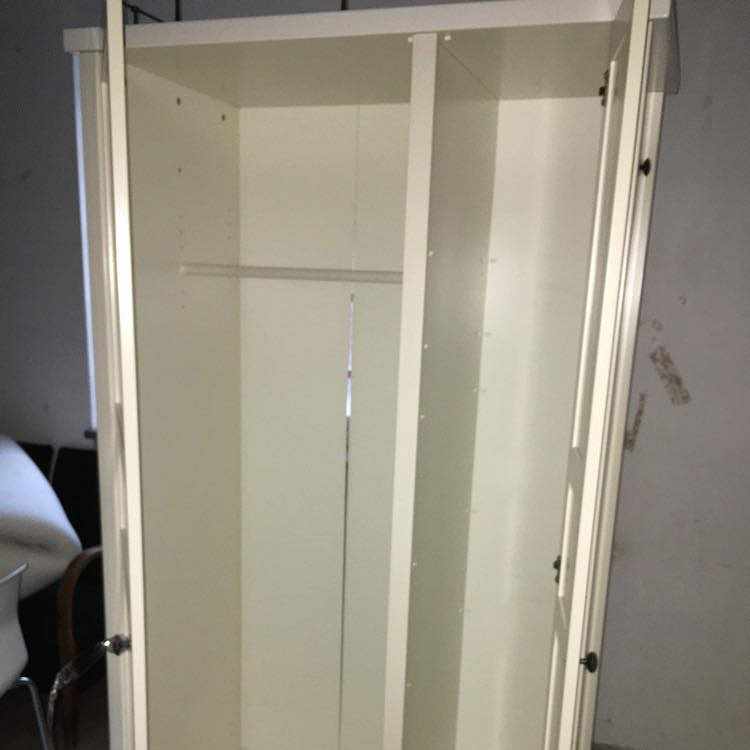 image of Frakt av ett barnskåp - 