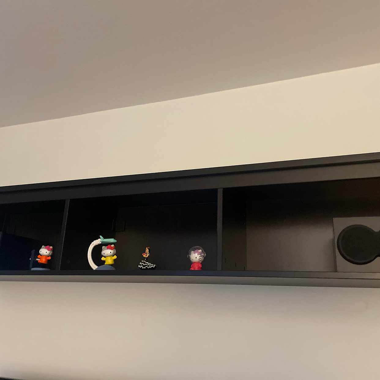 image of Två hemnes Ikea hyllor - Centrum