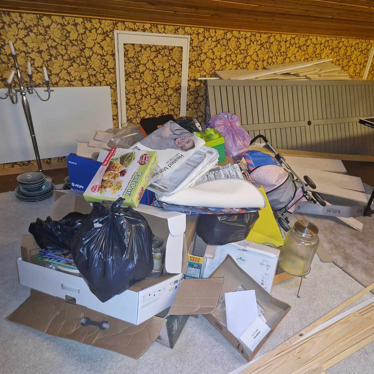 image of Allt på bilden ska kastas - Huddinge