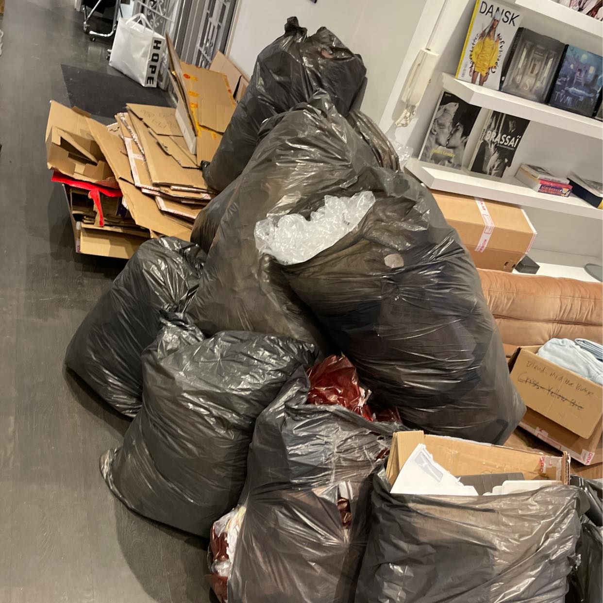 image of Kartonger och plastsäckar - Stockholm