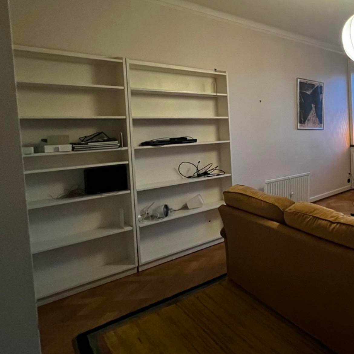 image of Två hyllor bortskänktes - Stockholm