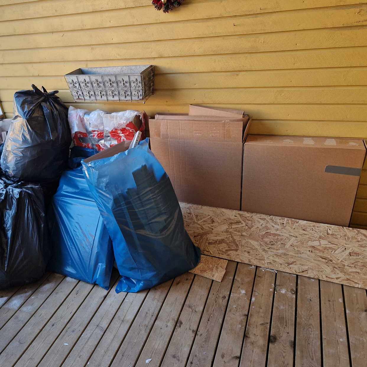 image of Kartong, plast, osb skiva - Tyresö