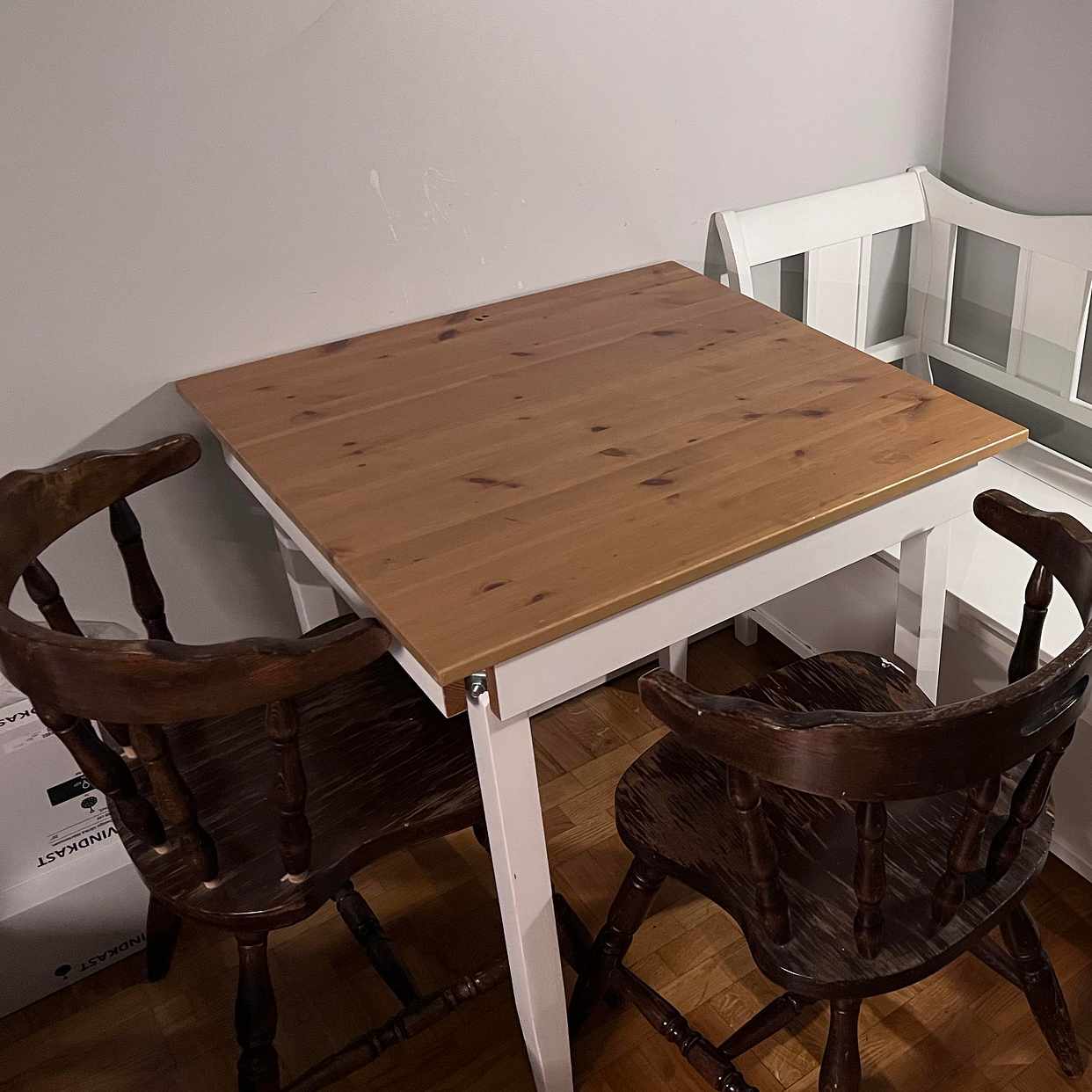 image of Litet bord och 2 stolar - Bromma