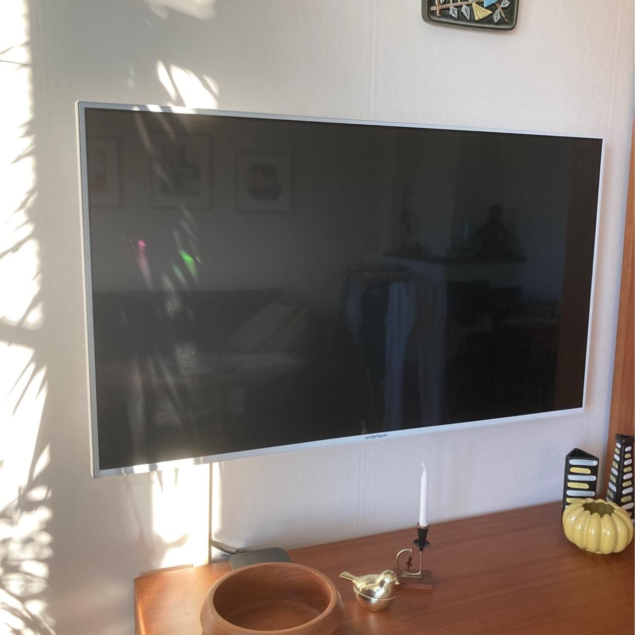 image of Fåtölj, bord, 2 tv - Bromma