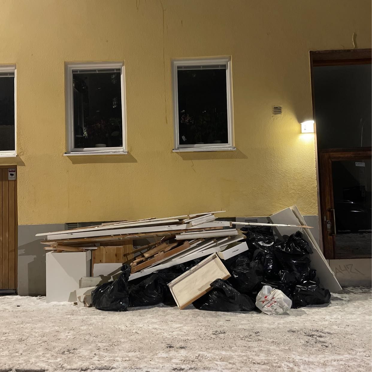 image of Skrot från renovering - Hägersten