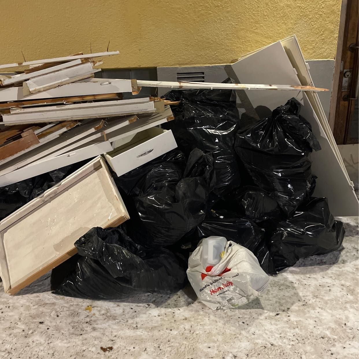 image of Skrot från renovering - Hägersten