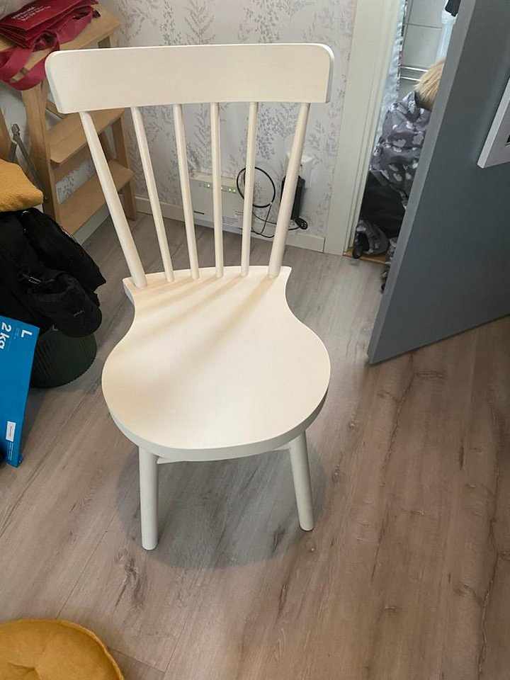 image of 2 vita stolar - 