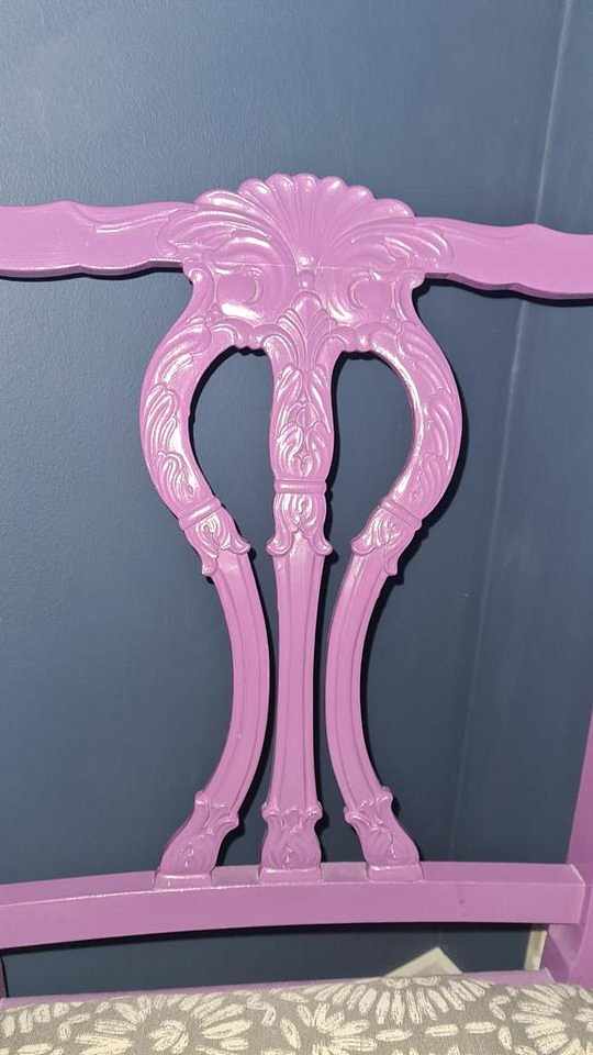 image of 2 vita stolar - 