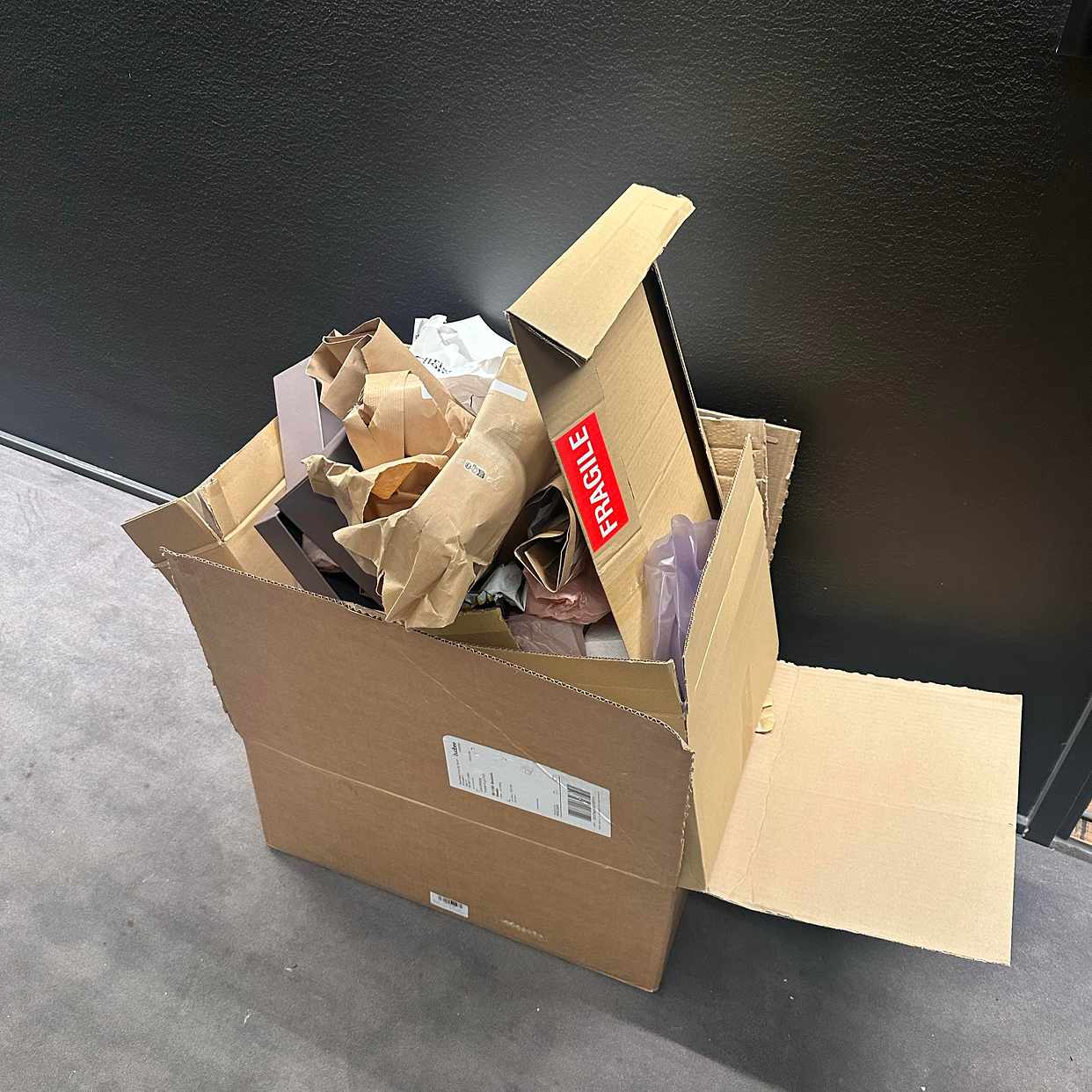 image of En kartong fylld av skräp - Stockholm