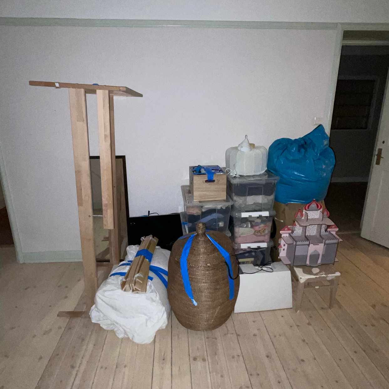 image of Plastlådor, tv, barnsäng - 