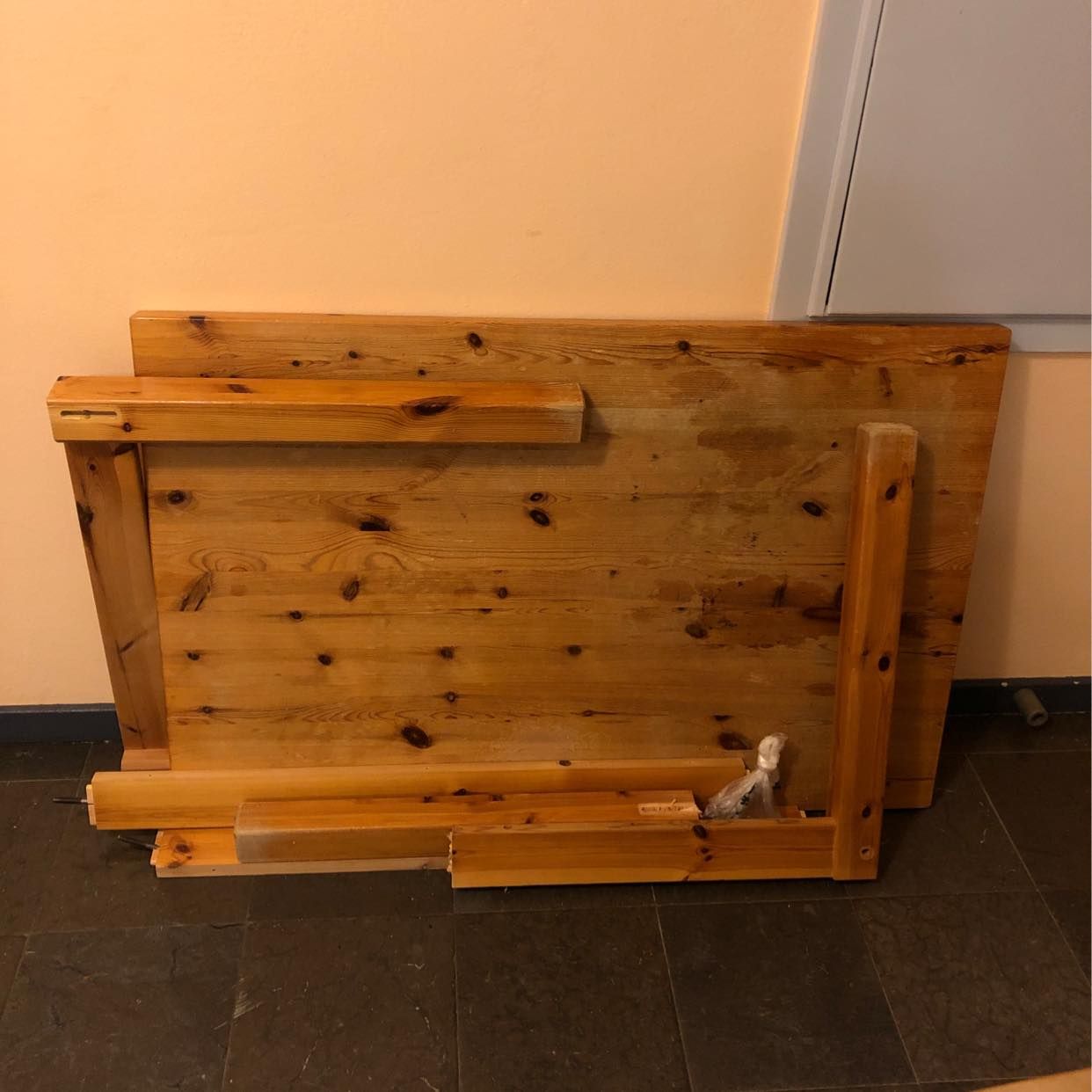 image of Kasta ett gammalt matbord - Råsunda
