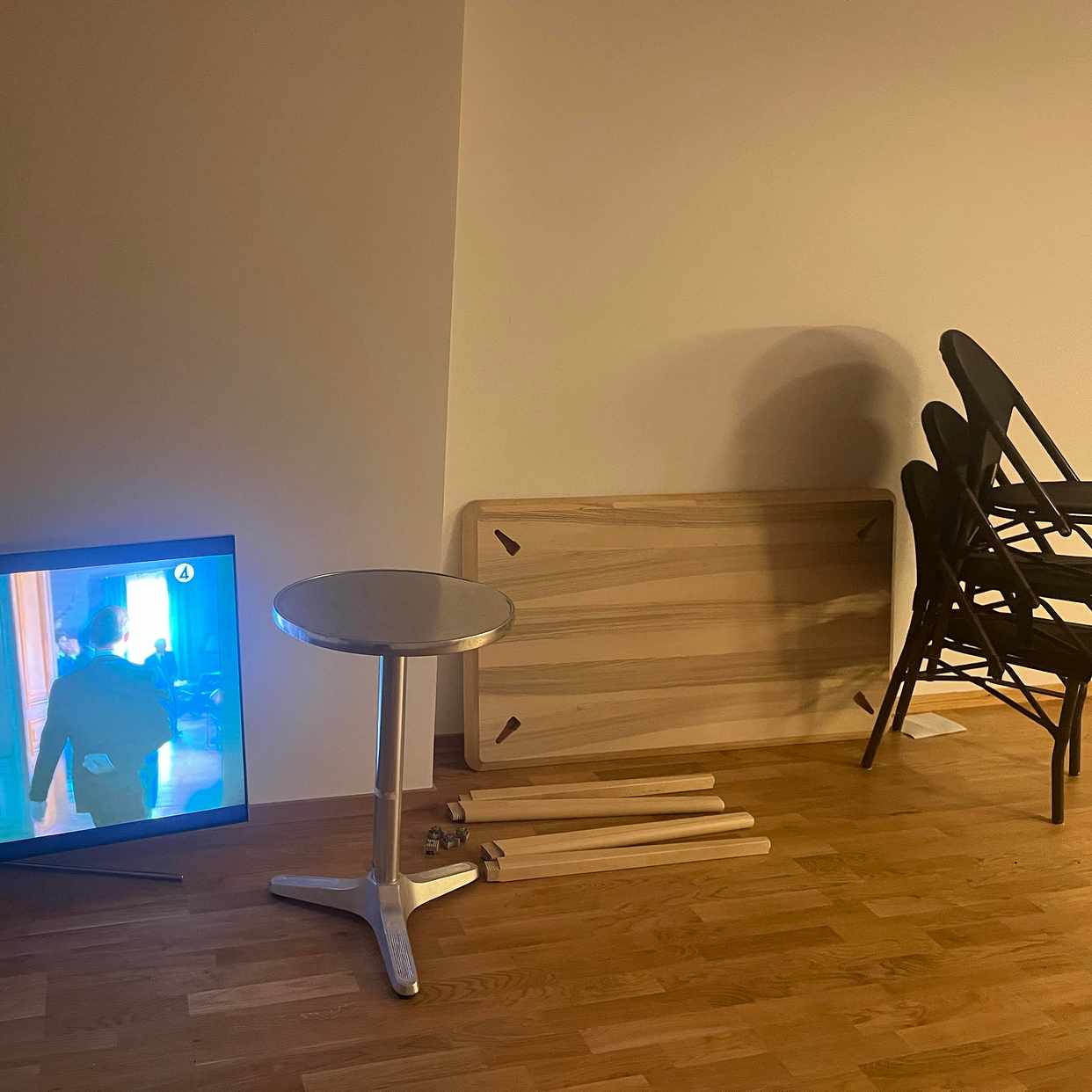 image of Säng, Tv, bord, kartonger - 