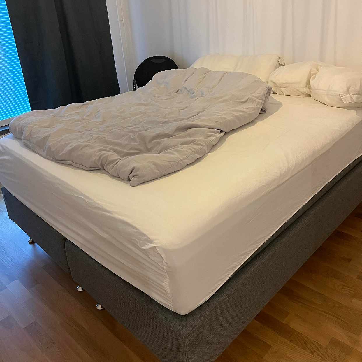 image of Säng, Tv, bord, kartonger - 