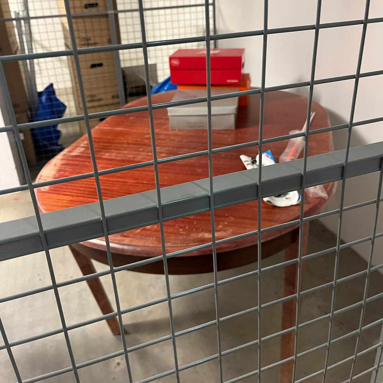 image of Säng, Tv, bord, kartonger - 