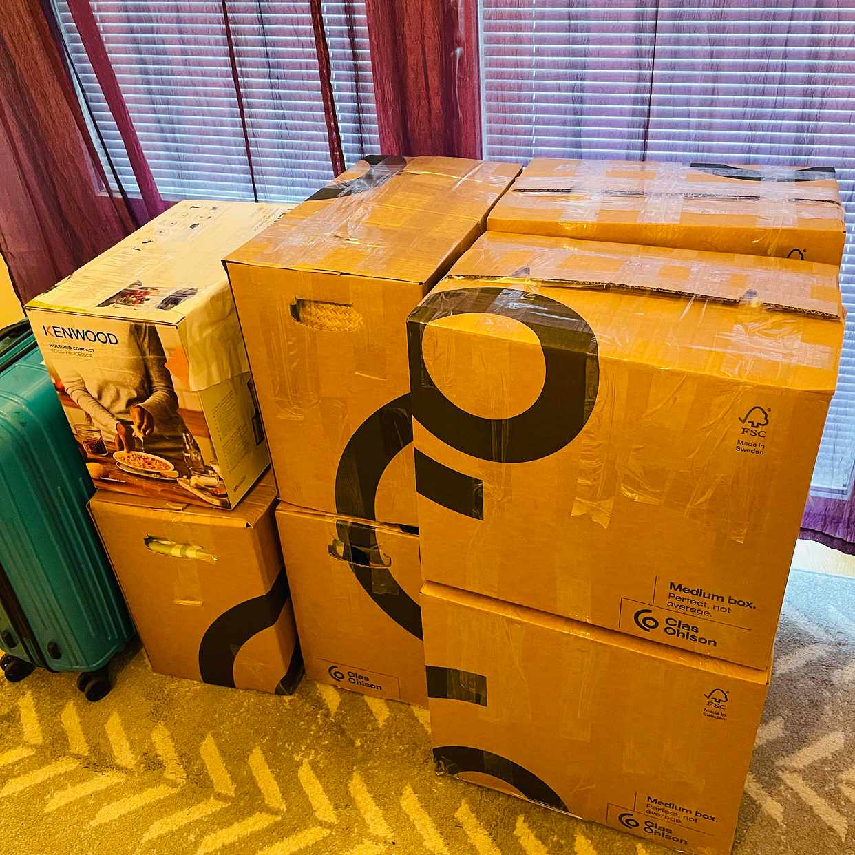 image of Moving boxes and suitcase - 
