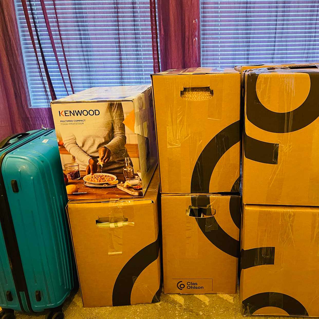 image of Moving boxes and suitcase - 