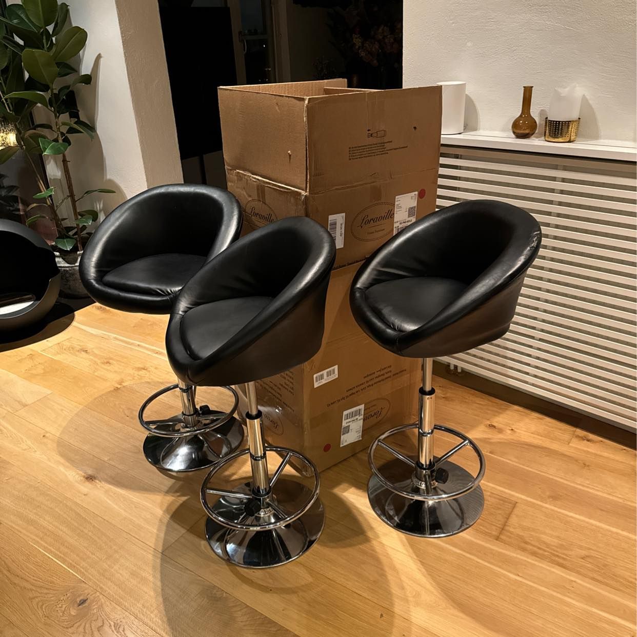 image of Cardboard and 3 barstools - Stockholm