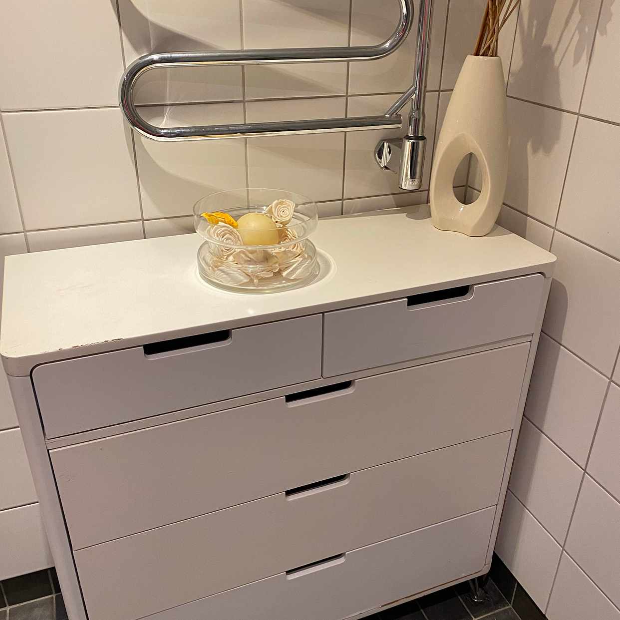 image of Halv trasig byrån skänks - Huddinge