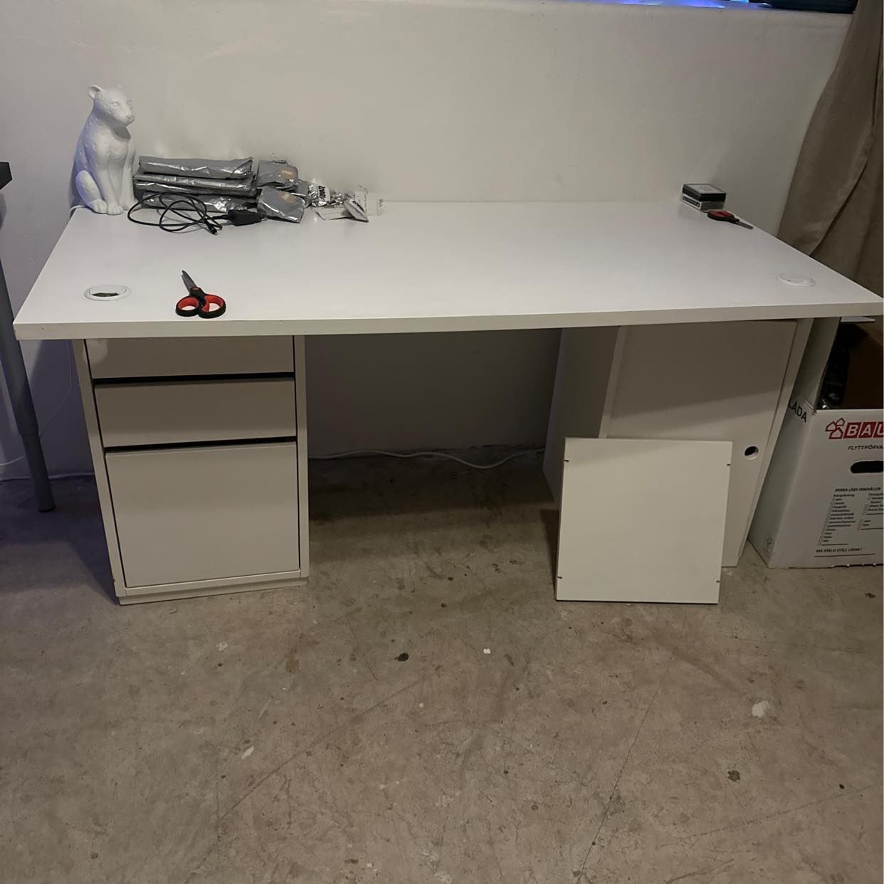 image of Snyggt skrivbord bortskän - Stockholm