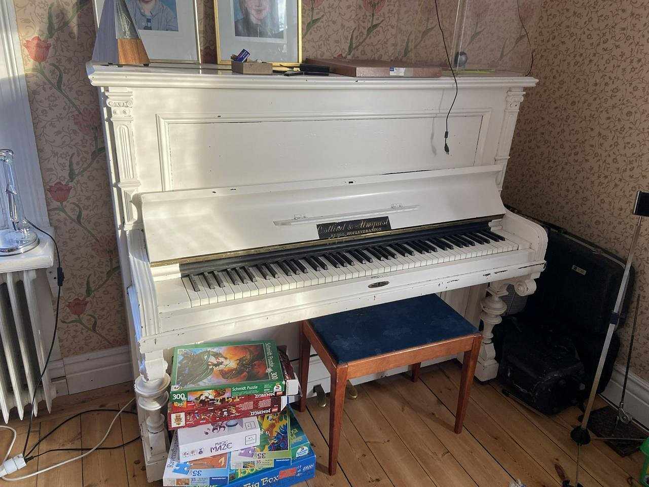 image of Piano 142x126x65 - 