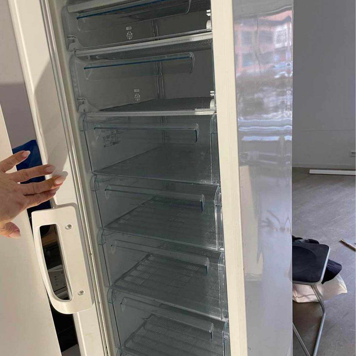image of Ett kylskåp och en frys - 