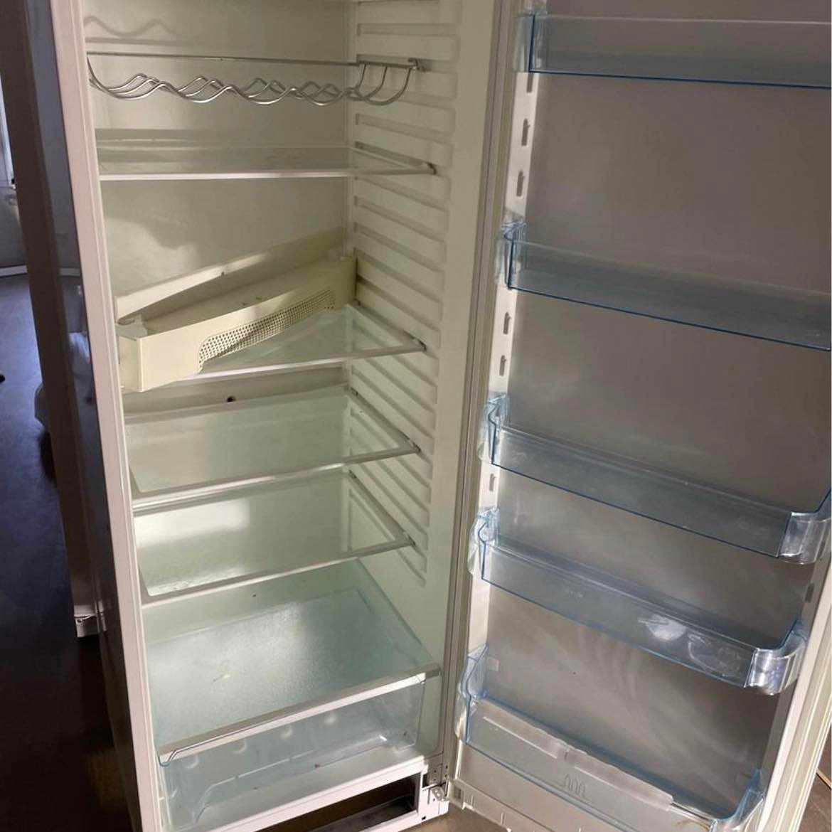 image of Ett kylskåp och en frys - 
