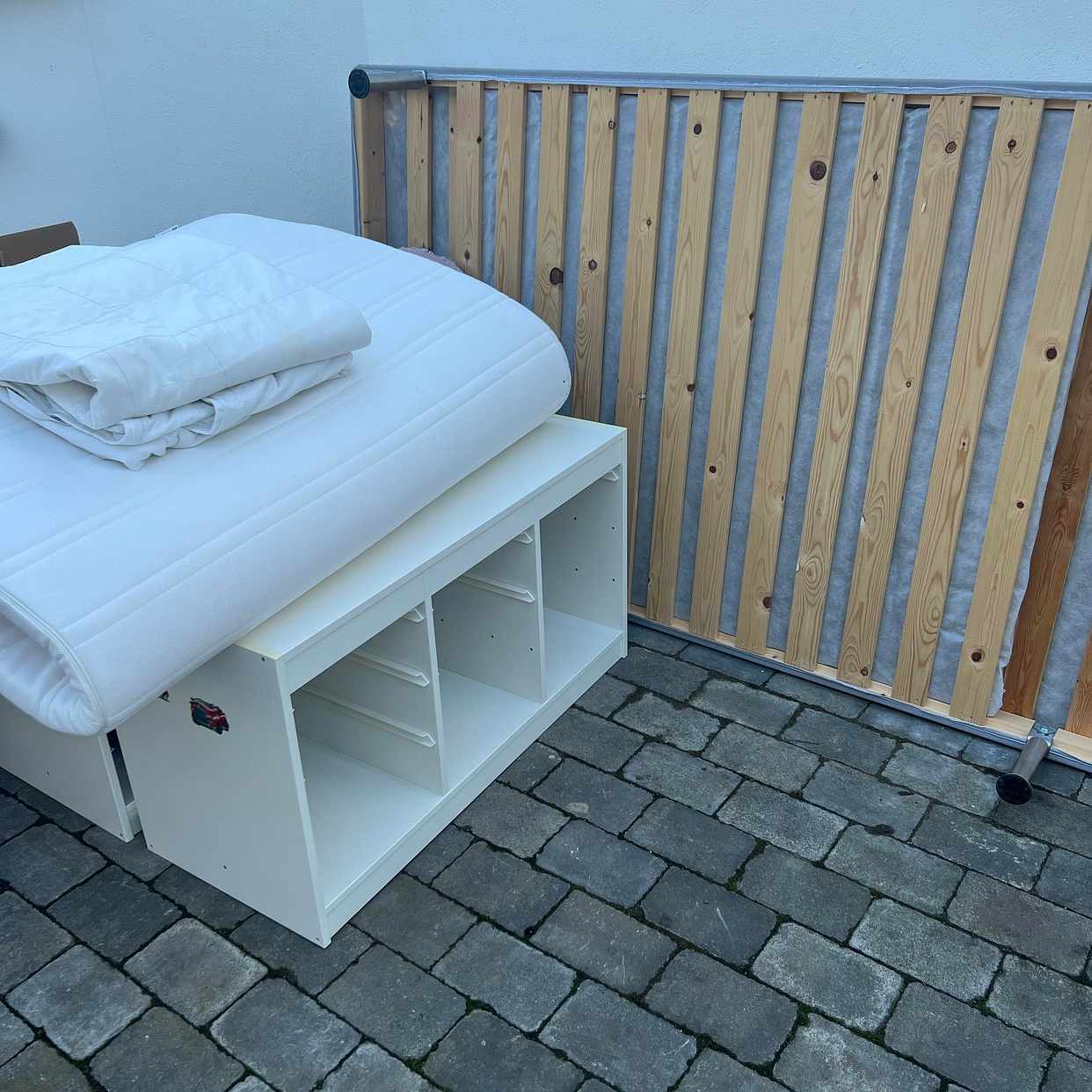 image of Säng och IKEA hyllor - Helsingborg