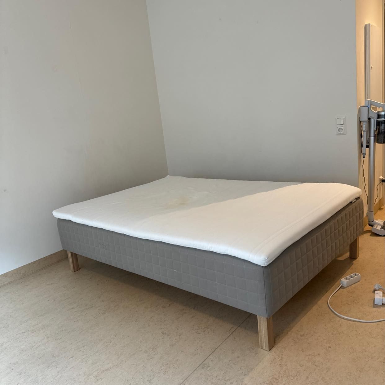 image of Skänker bort SKÅRER säng - Stockholm
