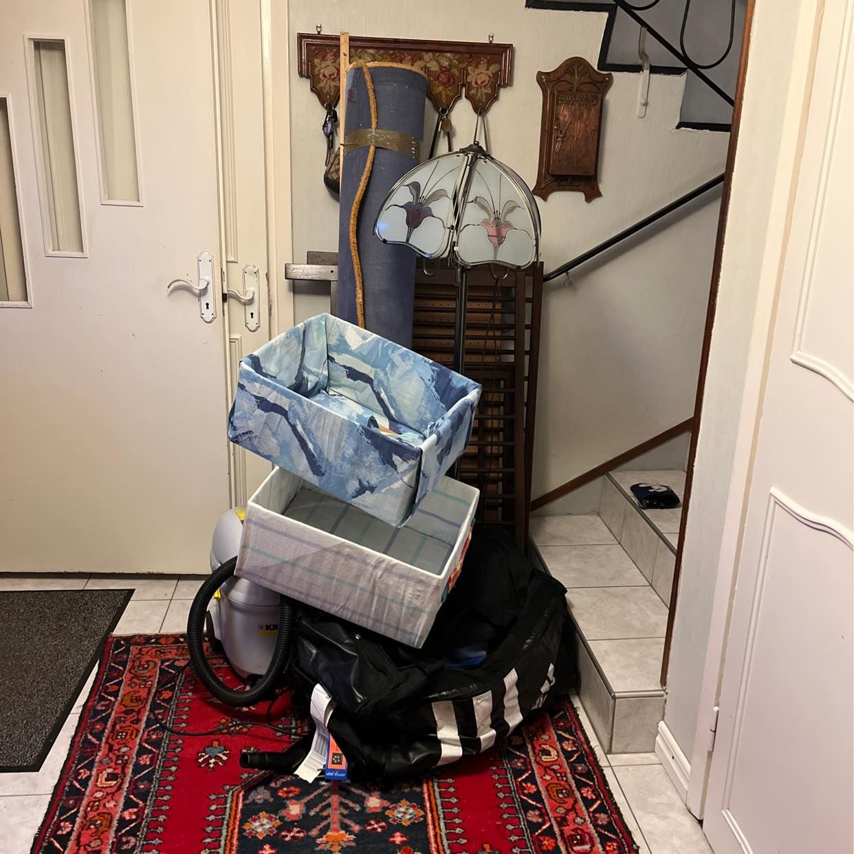 image of Matta, möbler och väskor. - Farsta