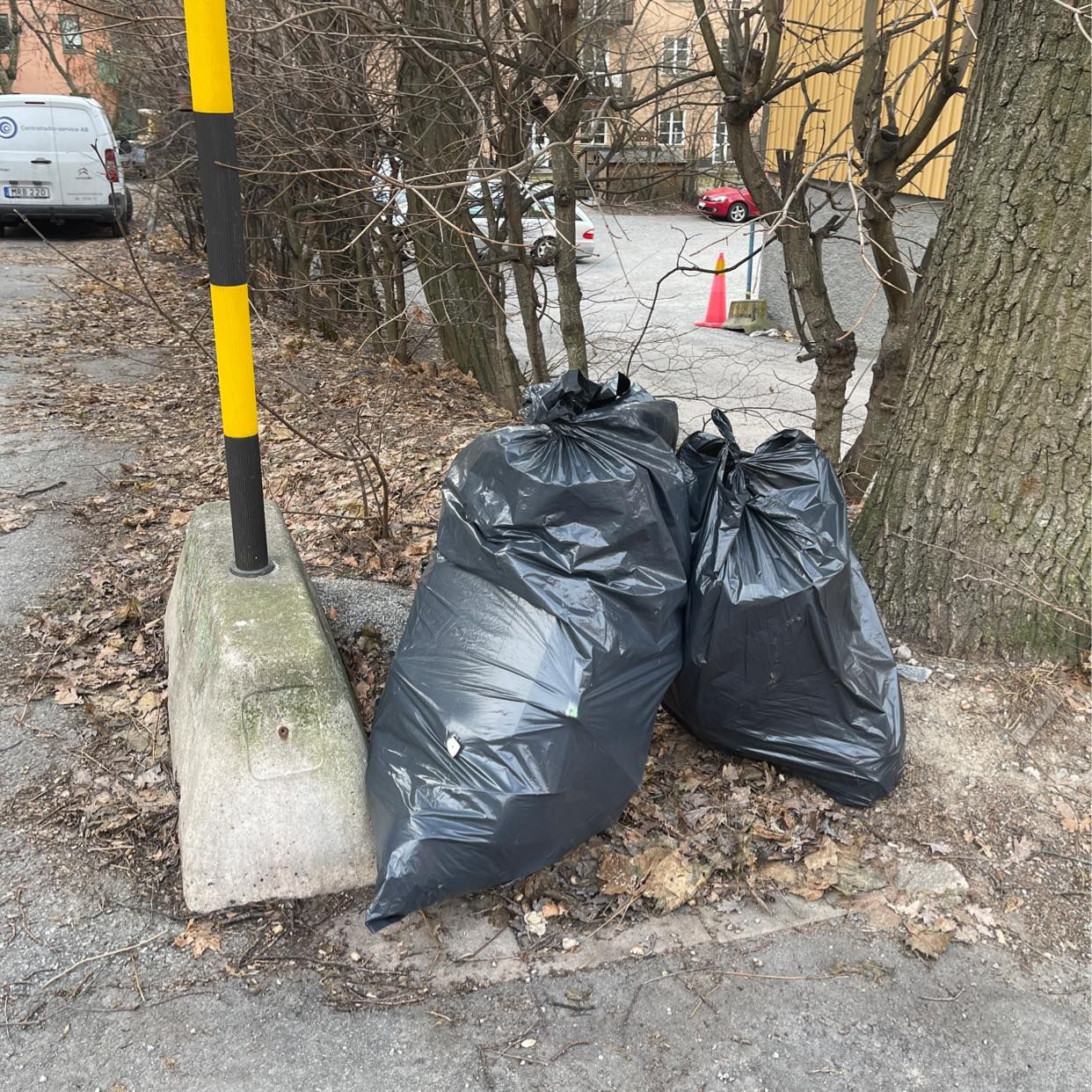 image of 2 sopsäckar och en barsto - Sundbyberg