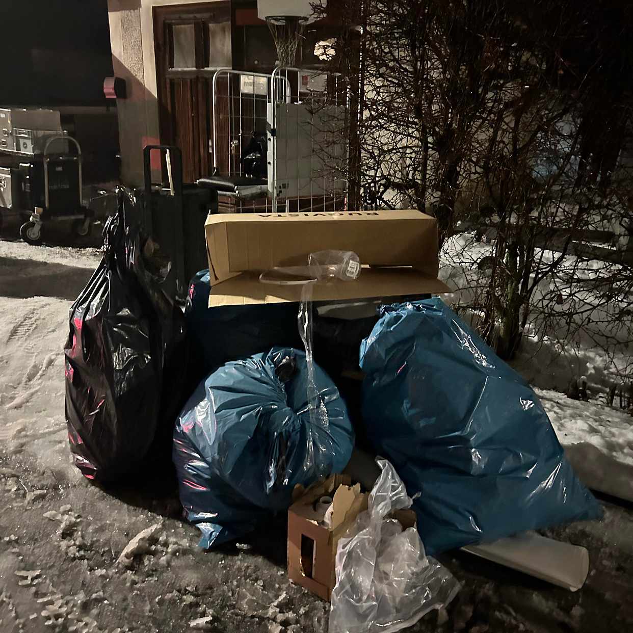 image of Slänga sopor och pant - Nacka