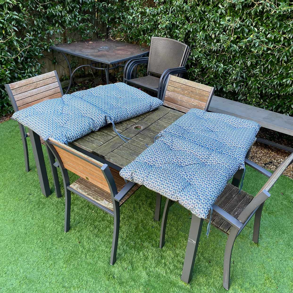 image of Garden table and chairs - London