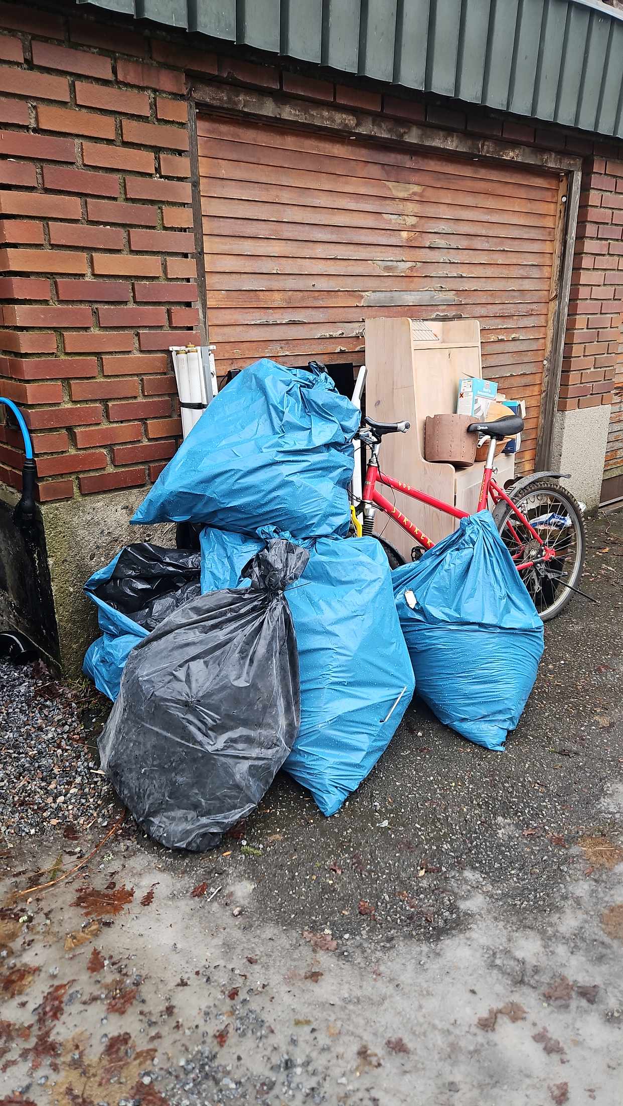 image of Cykel skåp lite byggavfal - Stockholm