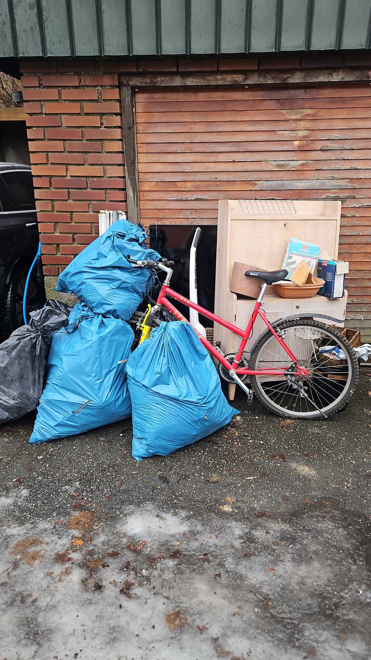 image of Cykel skåp lite byggavfal - Stockholm
