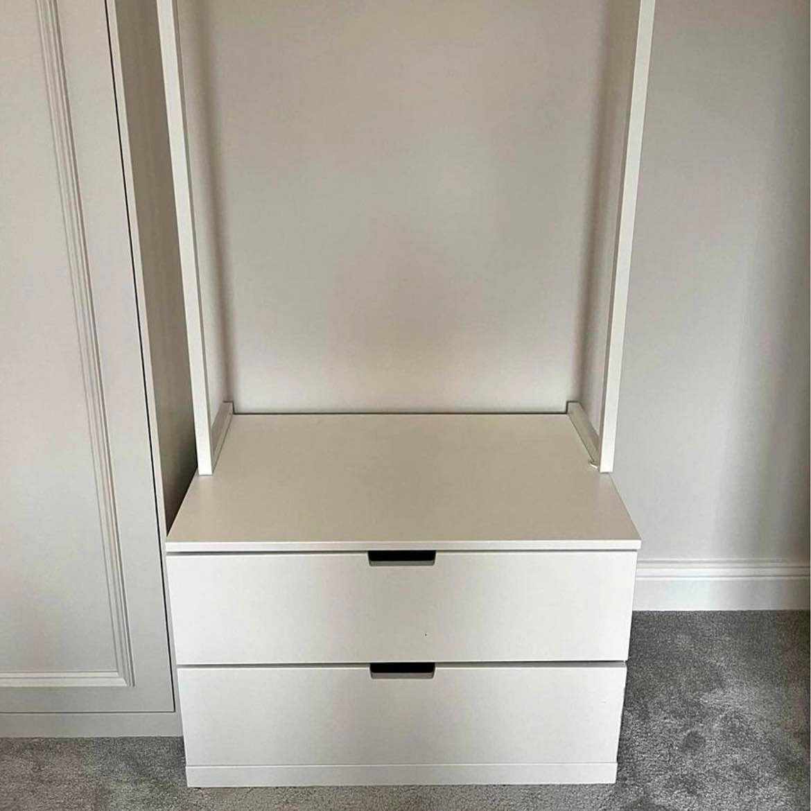 image of Byrå med klädstång - 