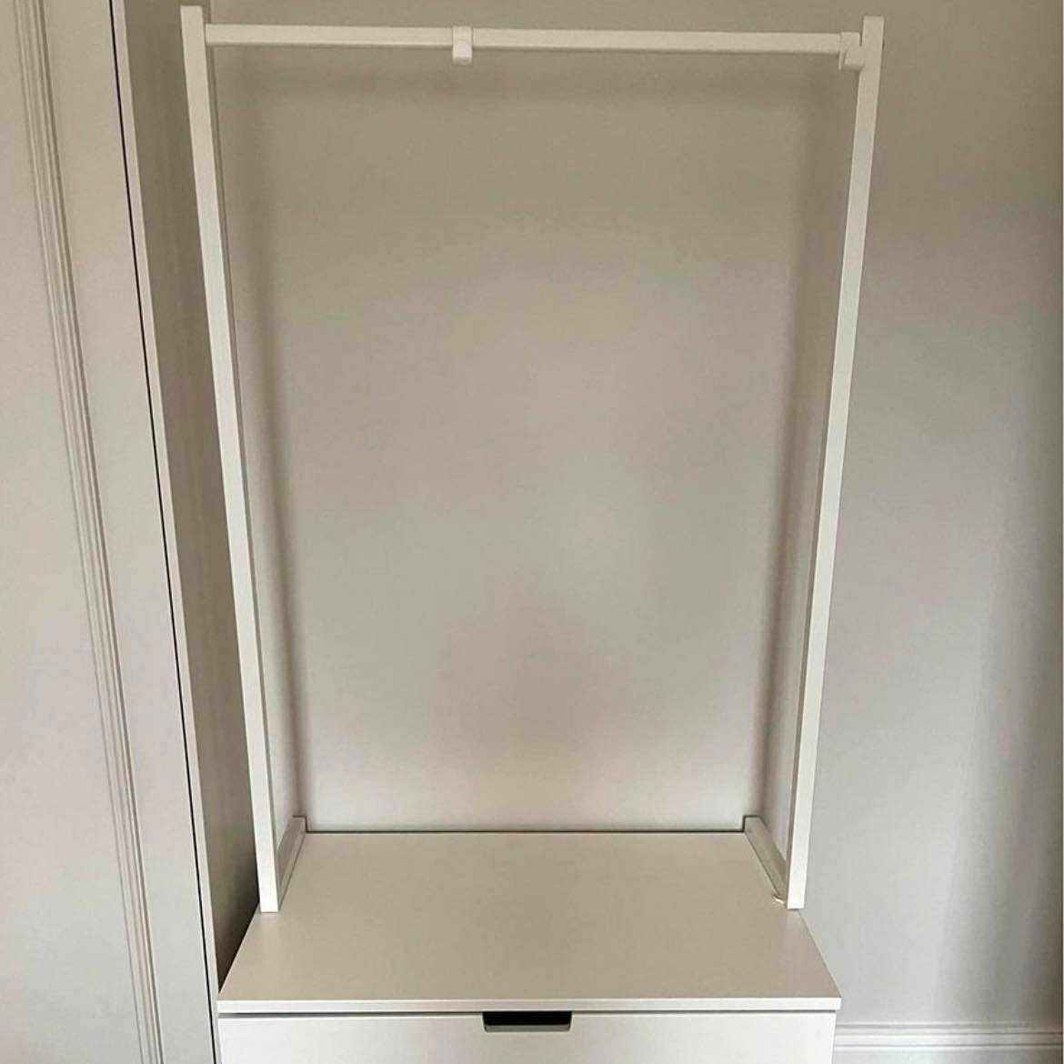 image of Byrå med klädstång - 