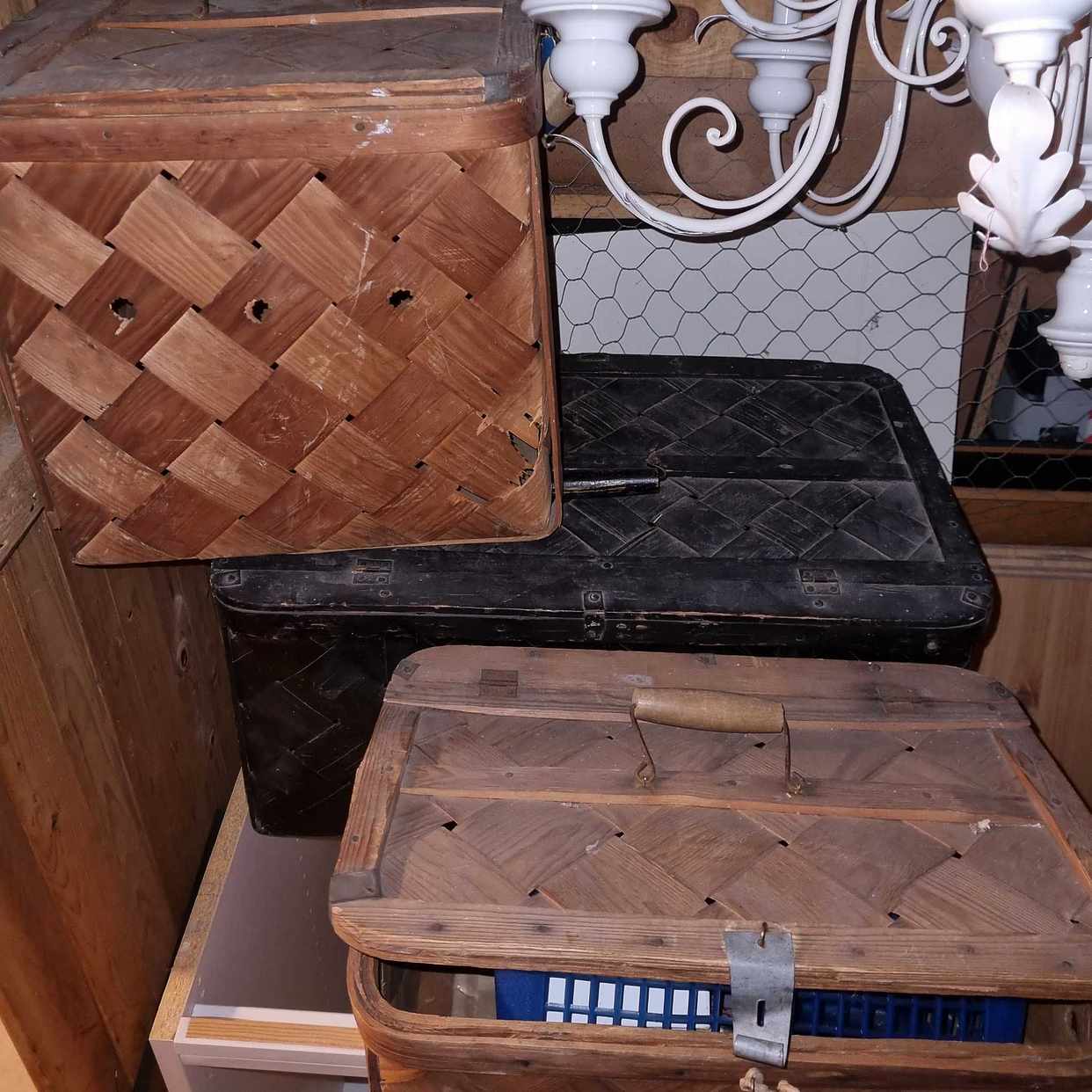 image of Taklampor och träkorgar - Bagarmossen